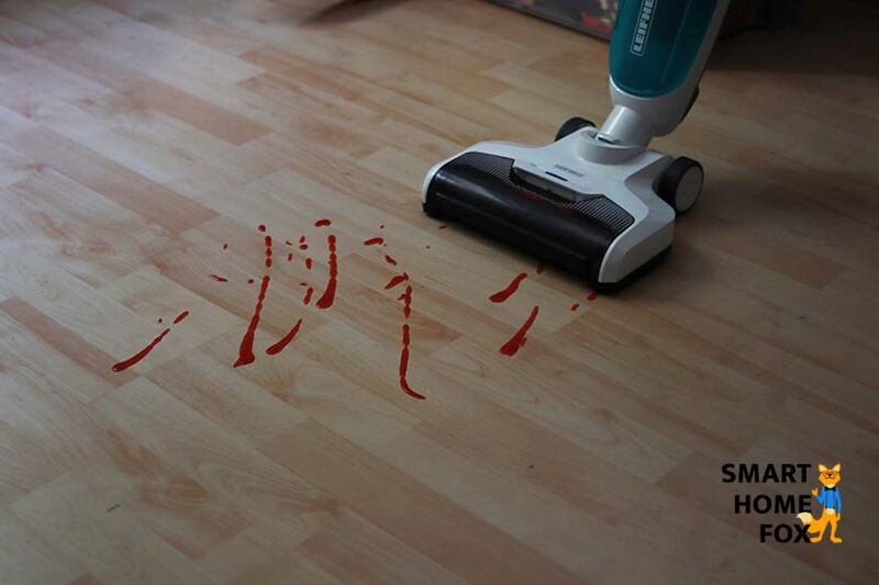 Ein Ketchupfleck auf dem Holzboden